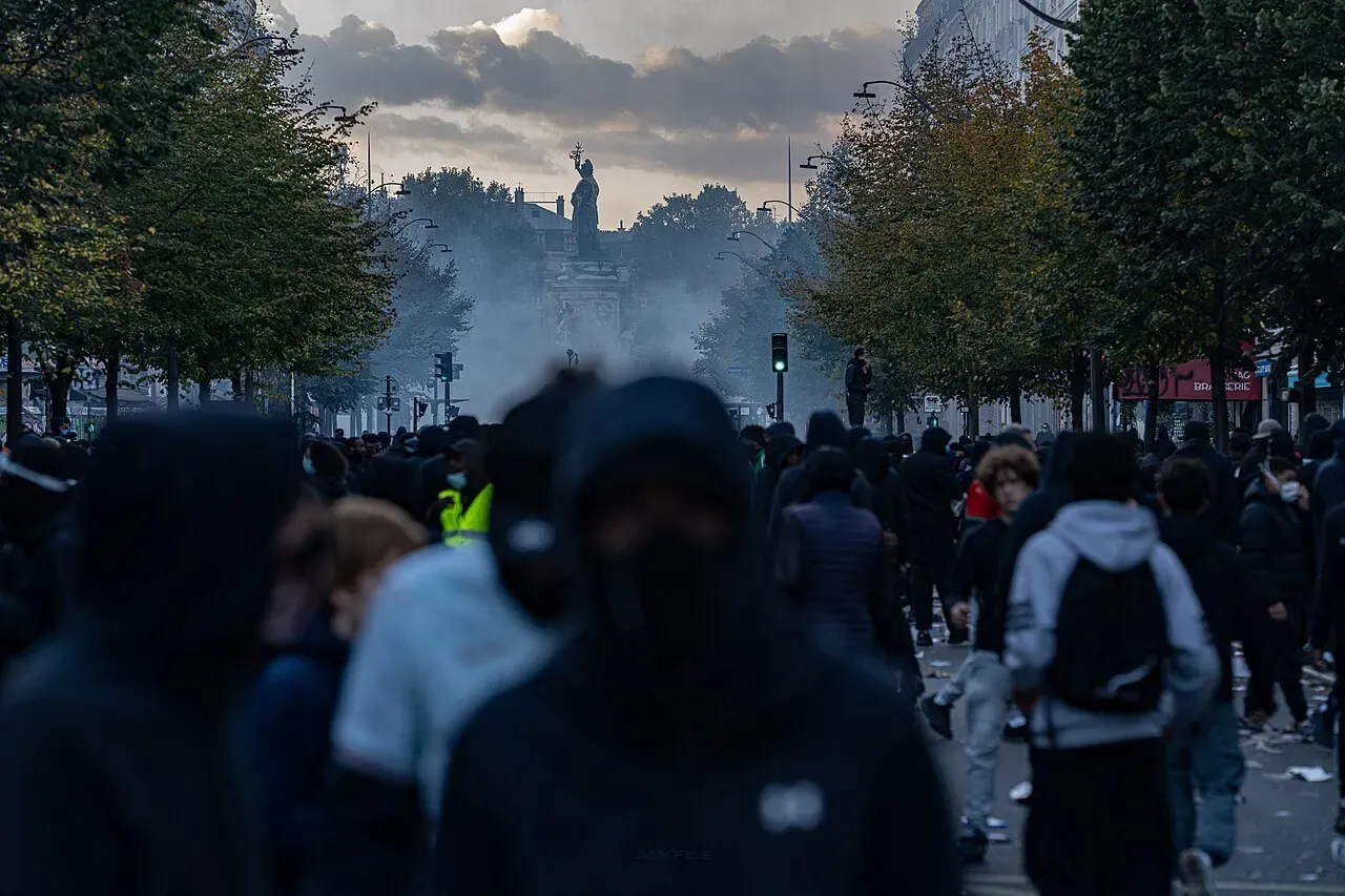/_astro/riot-statue.BVJqhIJs.webp